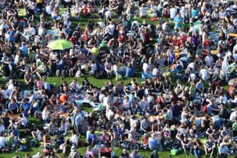 Tausende Menschen picknicken bei einem Fest im Karlsruher Schlosspark im Jahr 2016: Die Bevölkerung in der Stadt soll weiter steigen.