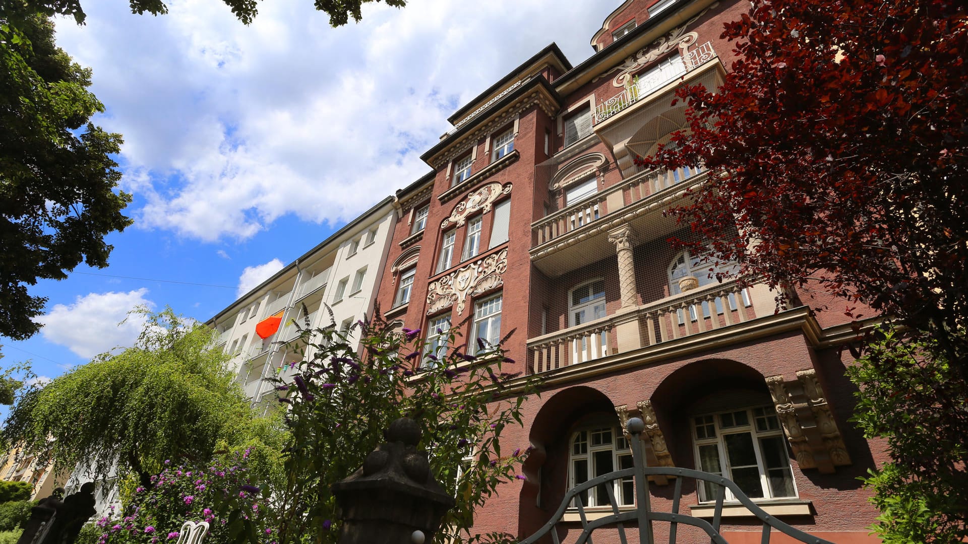 Altbau in einer Wohnsiedlung: Alte Häuser sind schön. Aber sie haben auch einige Mängel. Nicht in jedem Fall kann ein Mieter dabei eine Mietminderung geltend machen.