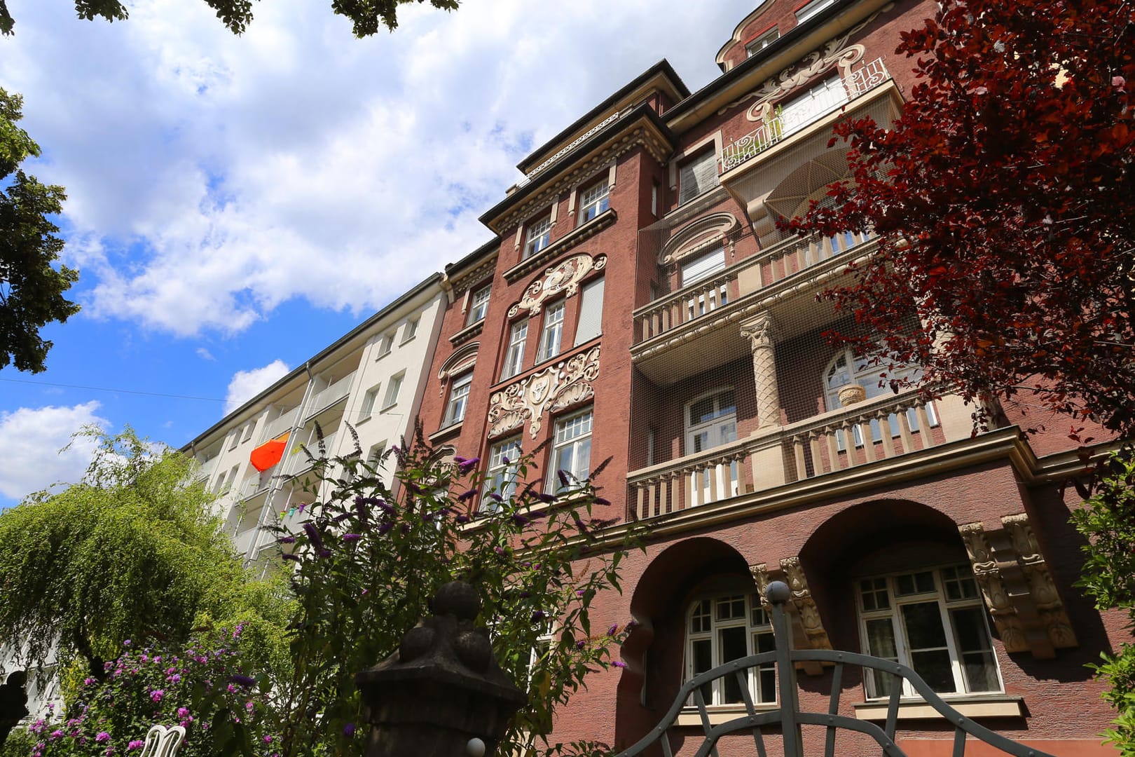 Altbau in einer Wohnsiedlung: Alte Häuser sind schön. Aber sie haben auch einige Mängel. Nicht in jedem Fall kann ein Mieter dabei eine Mietminderung geltend machen.