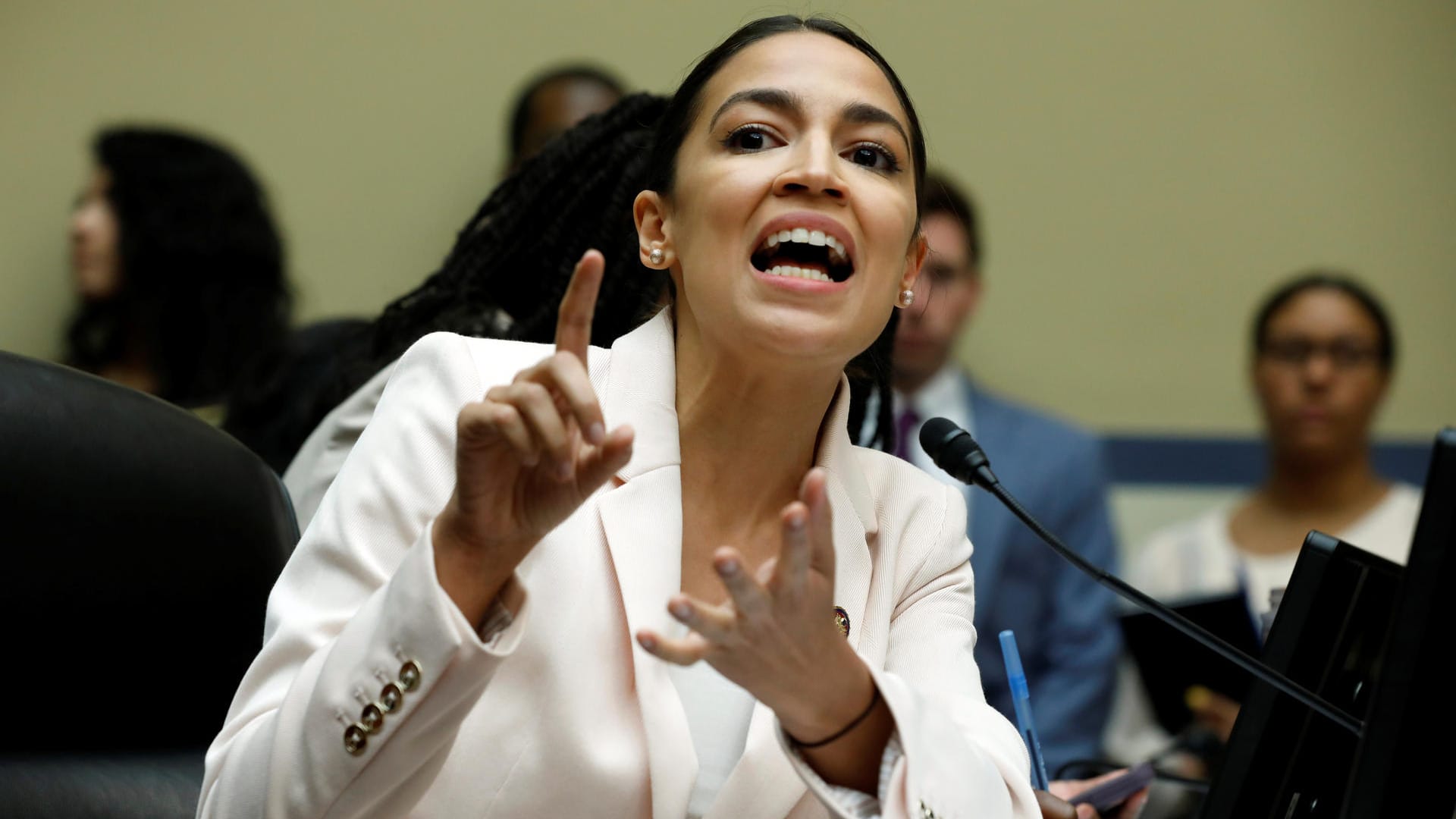 Die US-Abgeordnete Alexandria Ocasio-Cortez: Sie hat mit ihrem KZ-Vergleich heftige Kritik konservativer Politiker auf sich gezogen