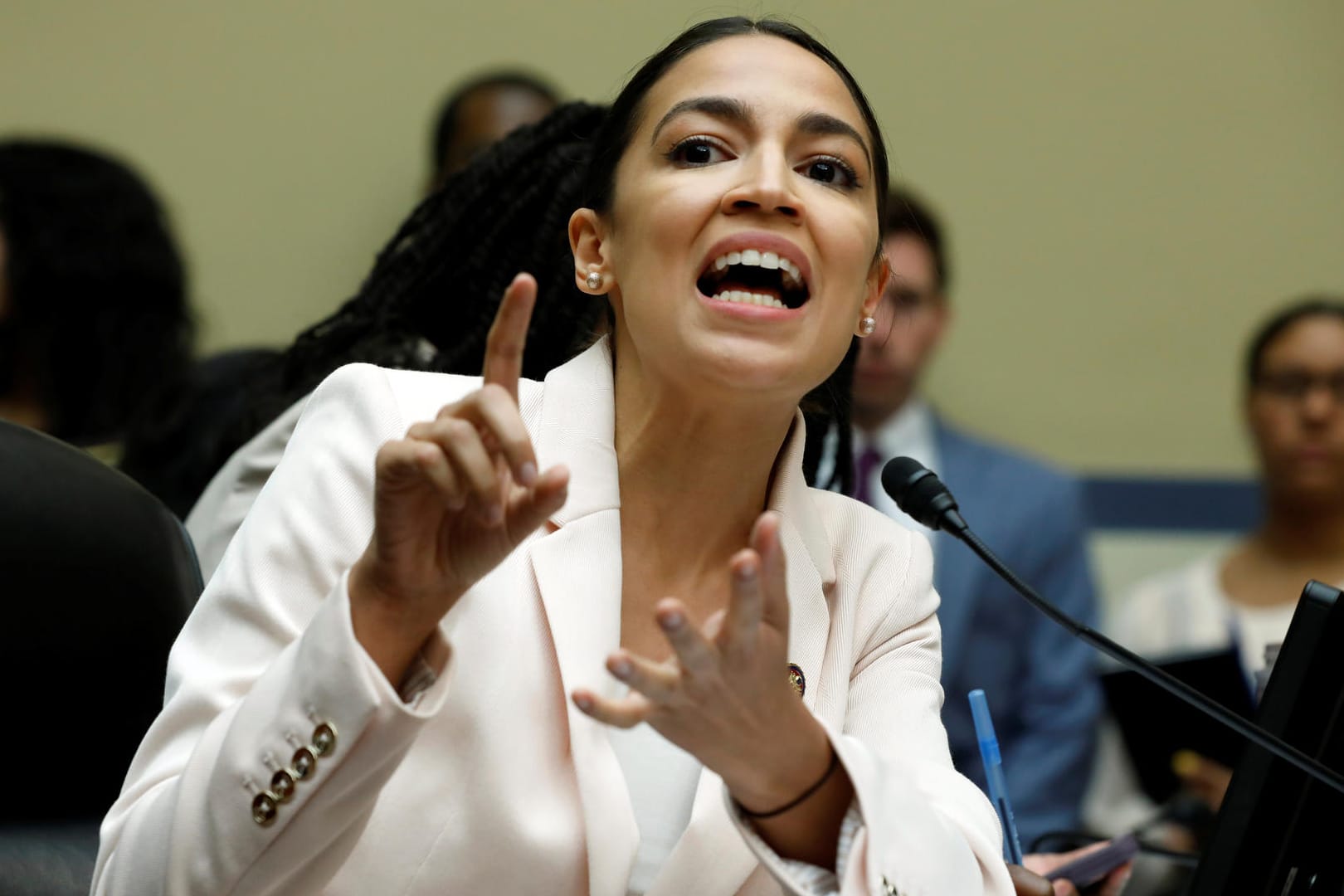 Die US-Abgeordnete Alexandria Ocasio-Cortez: Sie hat mit ihrem KZ-Vergleich heftige Kritik konservativer Politiker auf sich gezogen