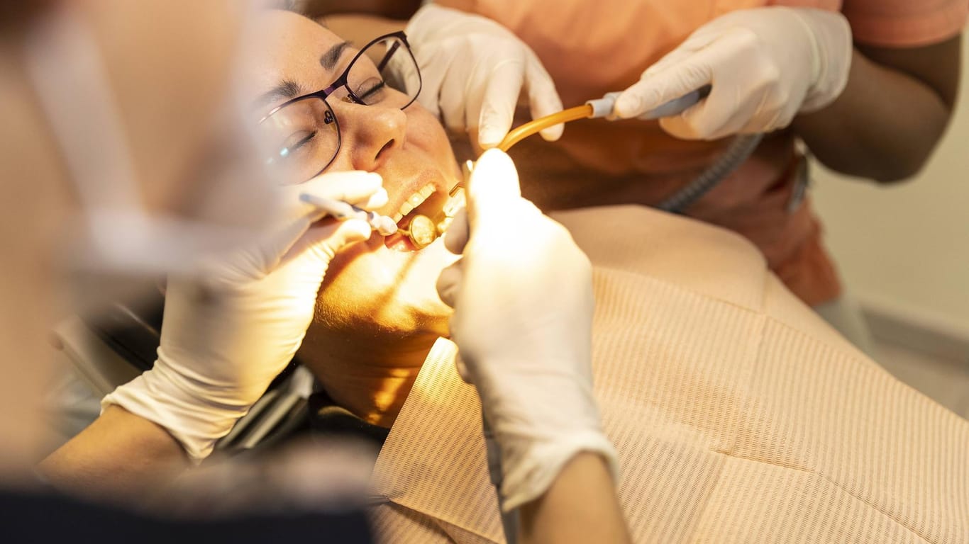 Ein Zahnbleaching beim Zahnarzt: Die Aufhellung wird nur an gesunden Zähnen vorgenommen.