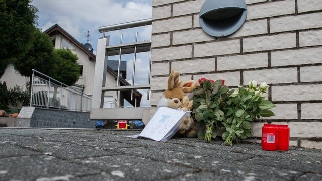 August vergangenen Jahres: Blumen und Kerzen vor dem Einfamilienhaus, in dem die Leichen der Kinder gefunden wurden. August vergangenen Jahres: Blumen und Kerzen vor dem Einfamilienhaus, in dem die Leichen der Kinder gefunden wurden.