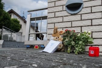 August vergangenen Jahres: Blumen und Kerzen vor dem Einfamilienhaus, in dem die Leichen der Kinder gefunden wurden.