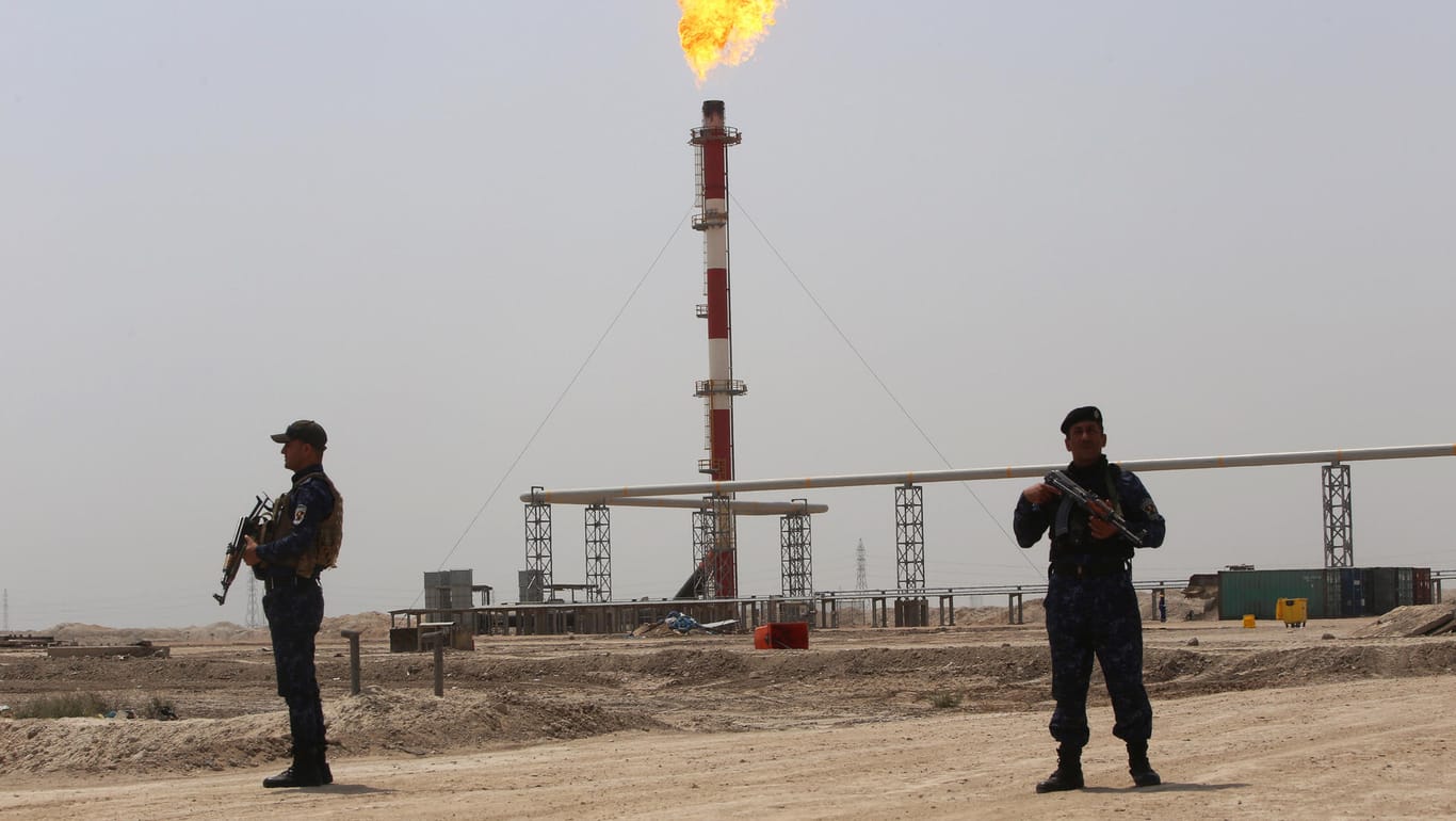 Polizei vor einem Ölfeld des Konzerns ExxonMobil: Im Irak ist eine Rakete eingeschlagen. (Archivbild)