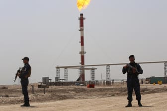 Polizei vor einem Ölfeld des Konzerns ExxonMobil: Im Irak ist eine Rakete eingeschlagen. (Archivbild)