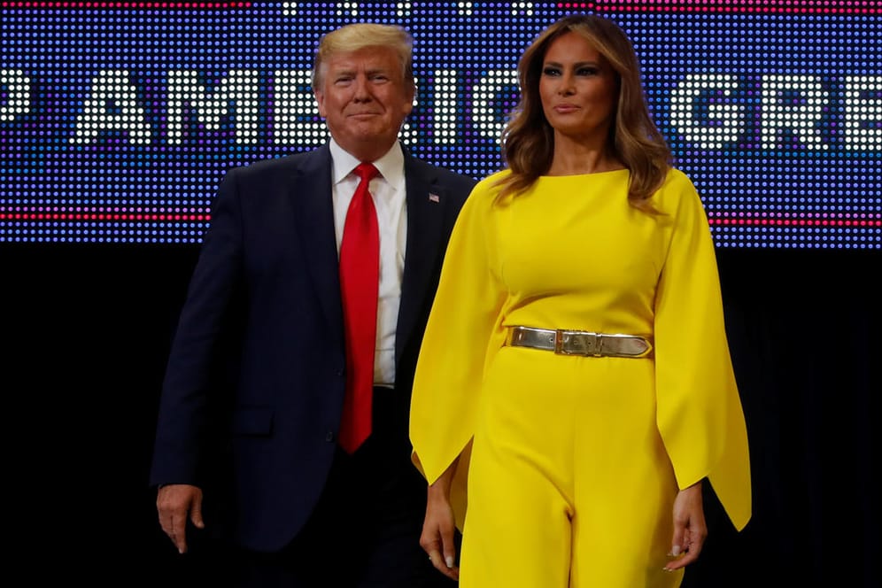 Donald Trump mit Ehefrau Melania: Der US-Präsident hat den Wahlkampf in Florida vor rund 20.000 Anhängern eingeläutet.