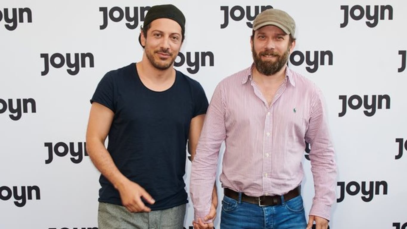 Fahri Yardim (l) und Christian Ulmen sind mit der Comedyserie "Jerks" bei Joyn mit dabei.