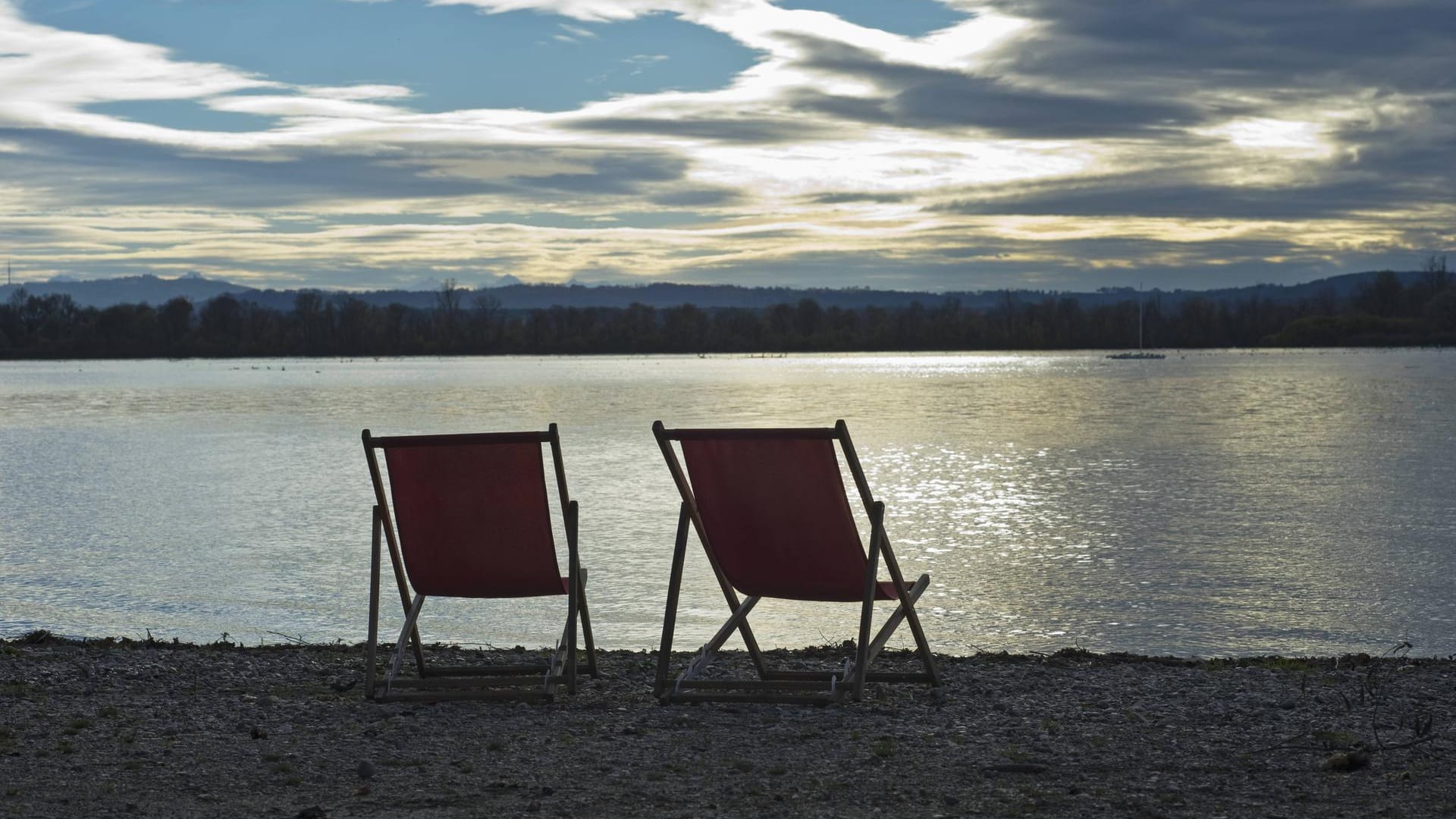 Der Ammersee in Bayern: Ein Mann ist vermutlich nach einem Badeunfall ums Leben gekommen. (Archivbild) Der Ammersee in Bayern: Ein Mann ist vermutlich nach einem Badeunfall ums Leben gekommen. (Archivbild)