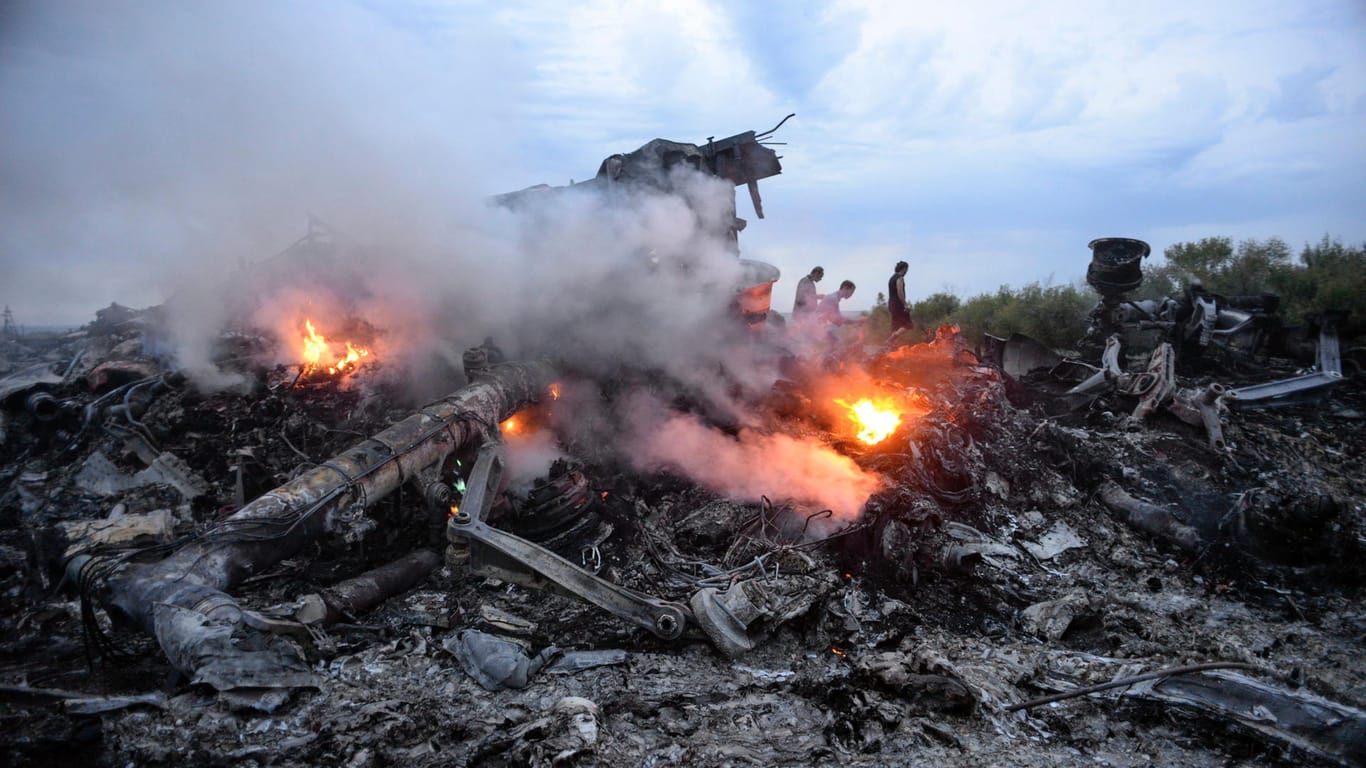 Brennende Trümmer der Boeing 777 der Malaysia Airlines nahe Donezk: Mindestens vier Personen werden nun wegen Mordes angeklagt.