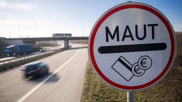 Ein Verkehrsschild weist Autofahrer der Stadtautobahn auf die Mautpflicht für die Passage des Warnowtunnels in Rostock hin.