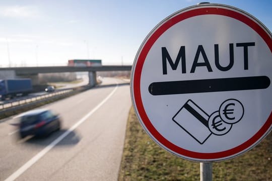 Ein Verkehrsschild weist Autofahrer der Stadtautobahn auf die Mautpflicht für die Passage des Warnowtunnels in Rostock hin.