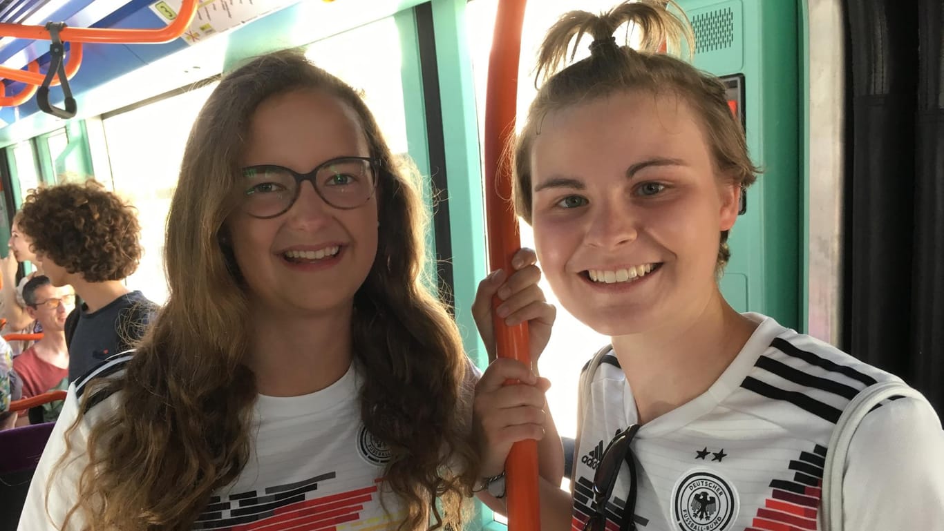 Luisa (19) aus Cloppenburg und Lise (20) aus der Nähe Münchens folgen dem Nationalteam in Frankreich.