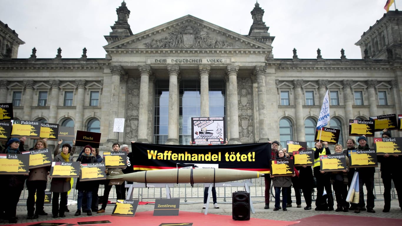 Proteste gegen den Waffenhandel: Deutschlands Rüstungsexporte sind stark gesunken.
