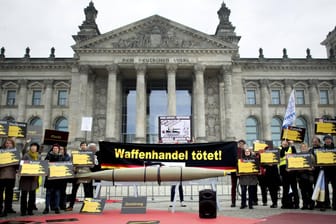 Proteste gegen den Waffenhandel: Deutschlands Rüstungsexporte sind stark gesunken.