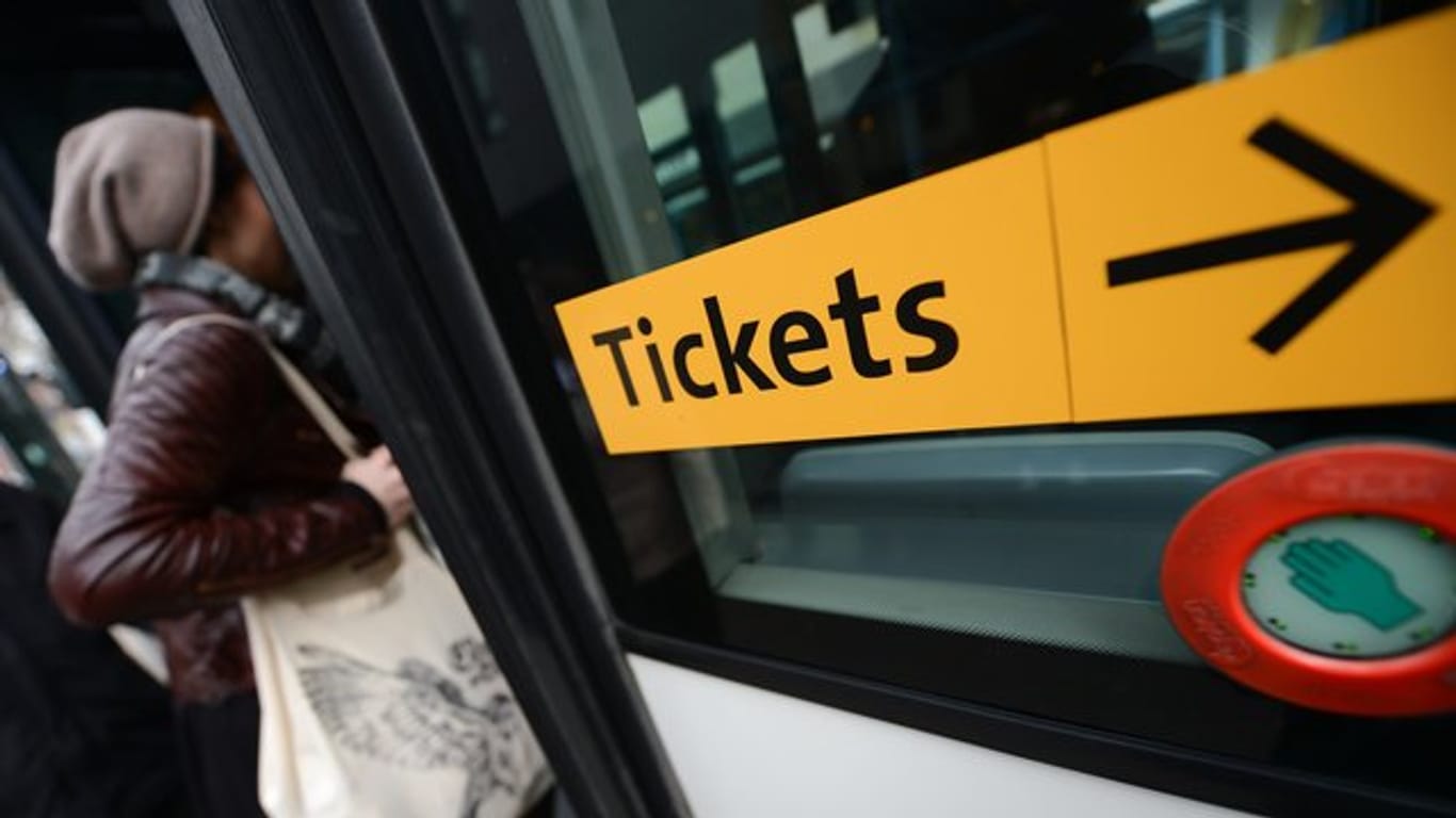 Die Aufschrift "Tickets" ist an einem Bus angebracht