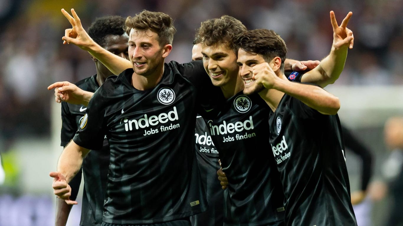 Die Frankfurter Abraham (v.l.), Torro und Paciencia jubeln: Mit ihrem Durchmarsch bis ins Halbfinale der Europa League haben die Eintracht-Stars begeistert.