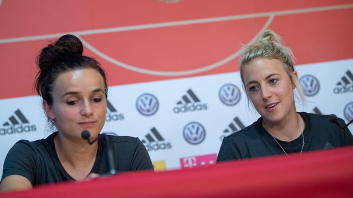 Fußball-Nationalspielerinnen Carolin Simon (r) und Lina Magull ist der nächste Gegner egal.