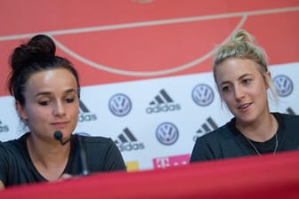 Fußball-Nationalspielerinnen Carolin Simon (r) und Lina Magull ist der nächste Gegner egal.