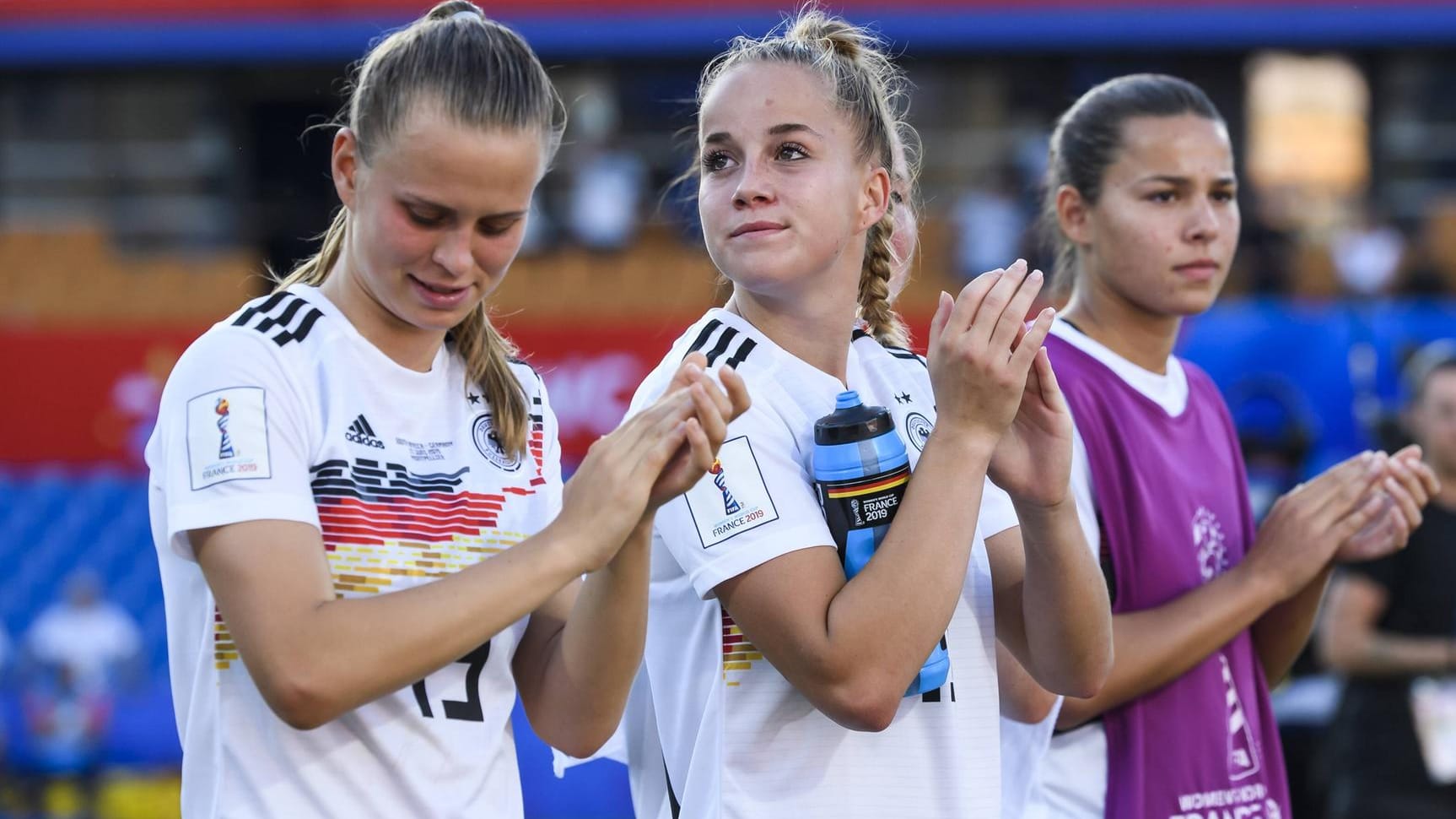 Erreichten mit vier Siegen das Viertelfinale: Die DFB-Spielerinnen um Klara Bühl (li), Giulia Gwinn (M) und Lena Oberdorf.