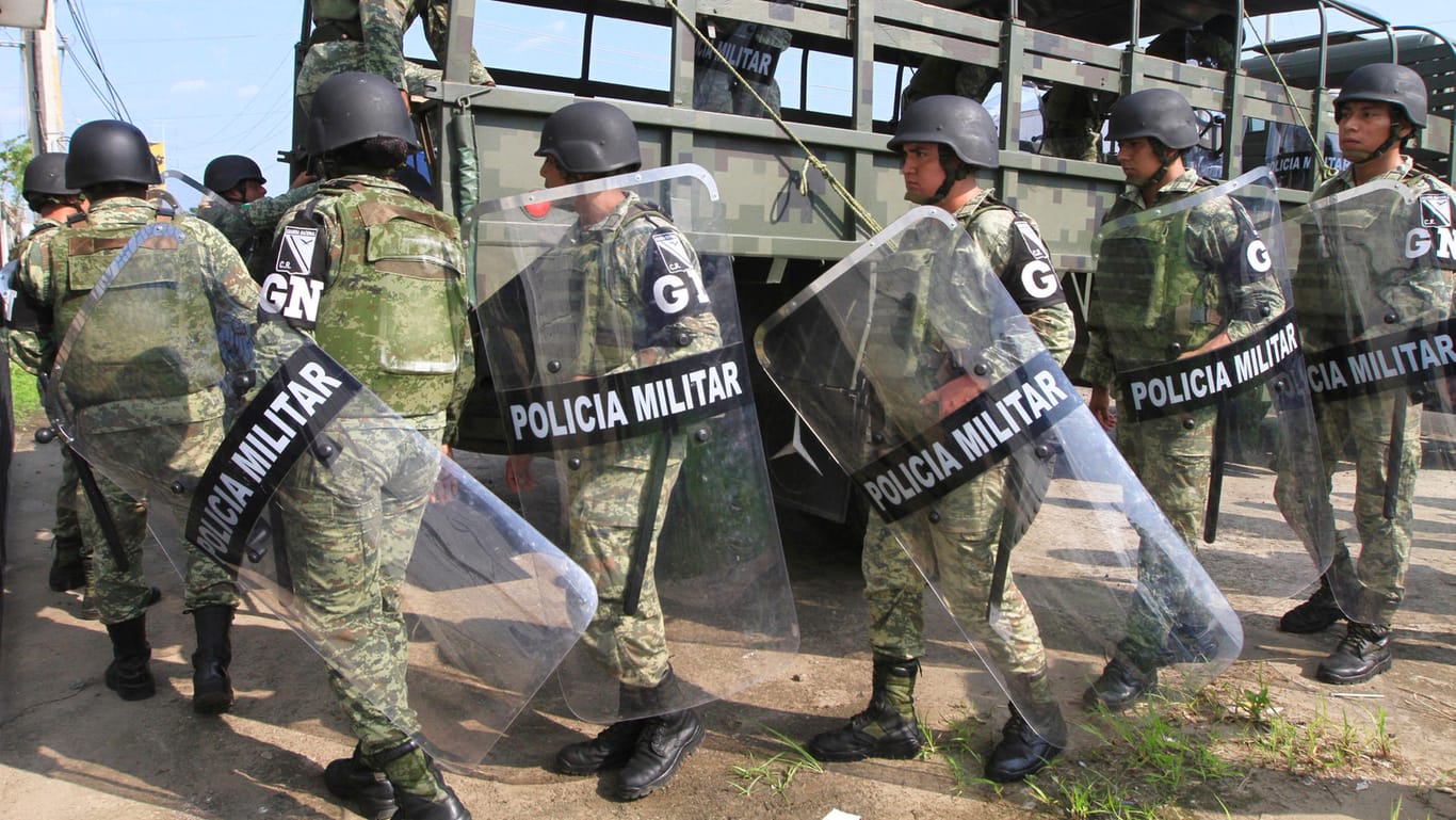 Militärpolizisten in Mexiko: Sie drangen in das Auffanglager ein, das normalerweise als Markthalle genutzt wird.