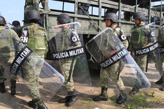 Militärpolizisten in Mexiko: Sie drangen in das Auffanglager ein, das normalerweise als Markthalle genutzt wird.