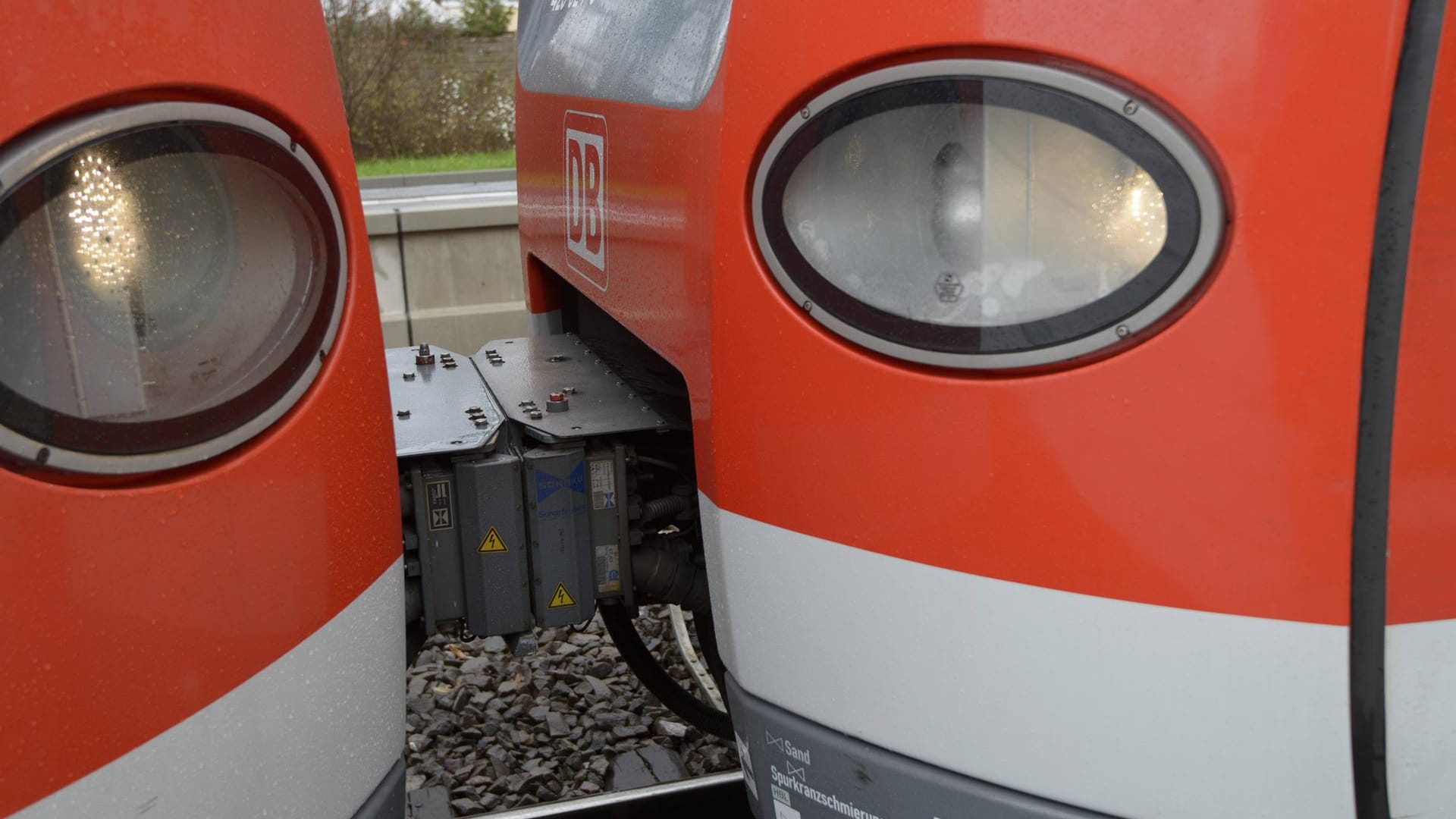 Zug-Kupplung: Ein betrunkener Mann setzte seine Bahnfahrt auf außergewöhnlichem Wege fort. (Symbolbild) Zug-Kupplung: Ein betrunkener Mann setzte seine Bahnfahrt auf außergewöhnlichem Wege fort. (Symbolbild)
