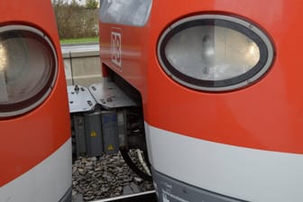 Zug-Kupplung: Ein betrunkener Mann setzte seine Bahnfahrt auf außergewöhnlichem Wege fort. (Symbolbild)