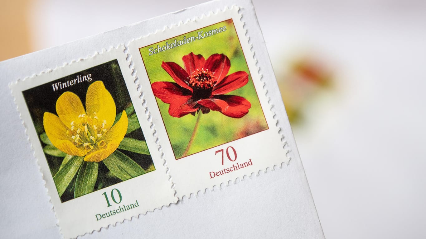 Eine 70-Cent-Briefmarke und eine 10-Cent-Briefmarke kleben auf einem Briefumschlag: Das Versenden eines Standardbriefs im Inland soll von Juli 2019 an 80 Cent statt bisher 70 Cent kosten.
