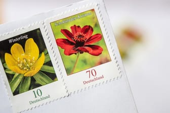 Eine 70-Cent-Briefmarke und eine 10-Cent-Briefmarke kleben auf einem Briefumschlag: Das Versenden eines Standardbriefs im Inland soll von Juli 2019 an 80 Cent statt bisher 70 Cent kosten.