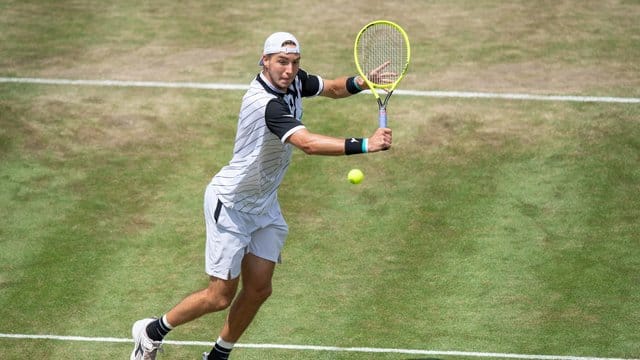 Tennis-Spieler Jan-Lennard Struff verliert gegen Karen Chatschanow in Halle.