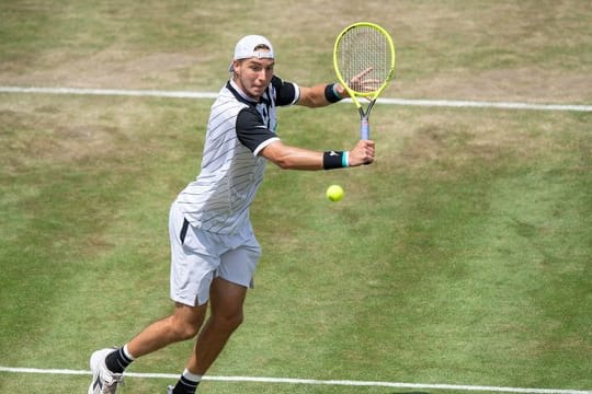 Tennis-Spieler Jan-Lennard Struff verliert gegen Karen Chatschanow in Halle.