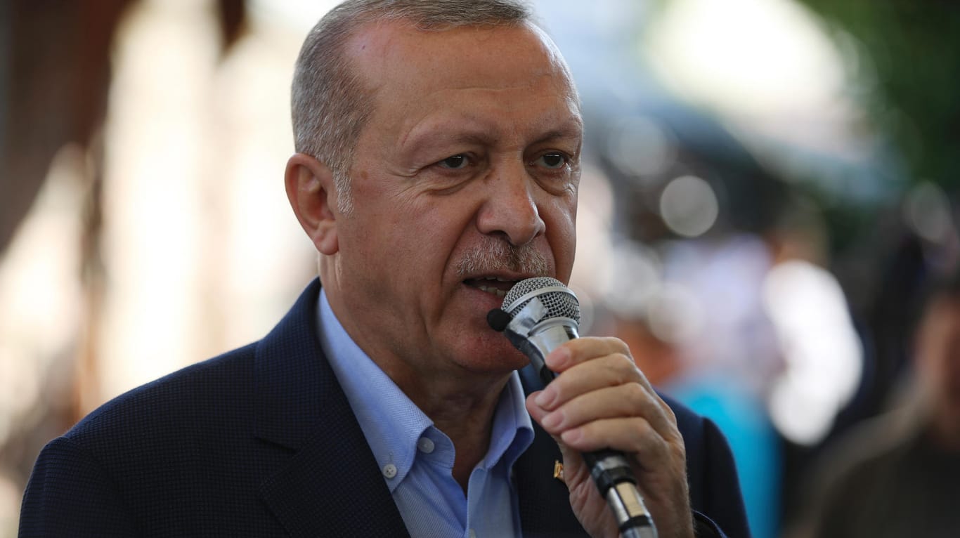 Recep Tayyip Erdogan spricht bei einem Gottesdienst für Mursi: Der türkische Präsident sagt, der ägyptische Ex-Präsident sei ermordet worden.