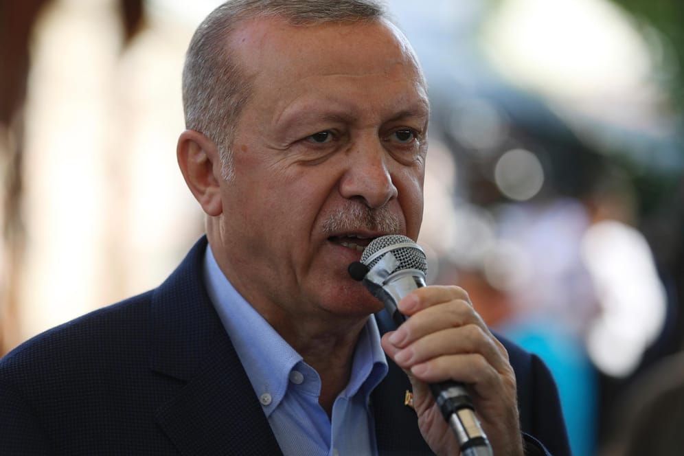 Recep Tayyip Erdogan spricht bei einem Gottesdienst für Mursi: Der türkische Präsident sagt, der ägyptische Ex-Präsident sei ermordet worden.