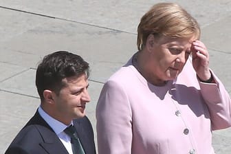 Am Dienstag hatte Angela Merkel beim Empfang des neuen ukrainischen Präsidenten Wolodymyr Selenskyj erheblich gezittert, während sie auf das Abschreiten der Ehrenformation der Bundeswehr wartete.