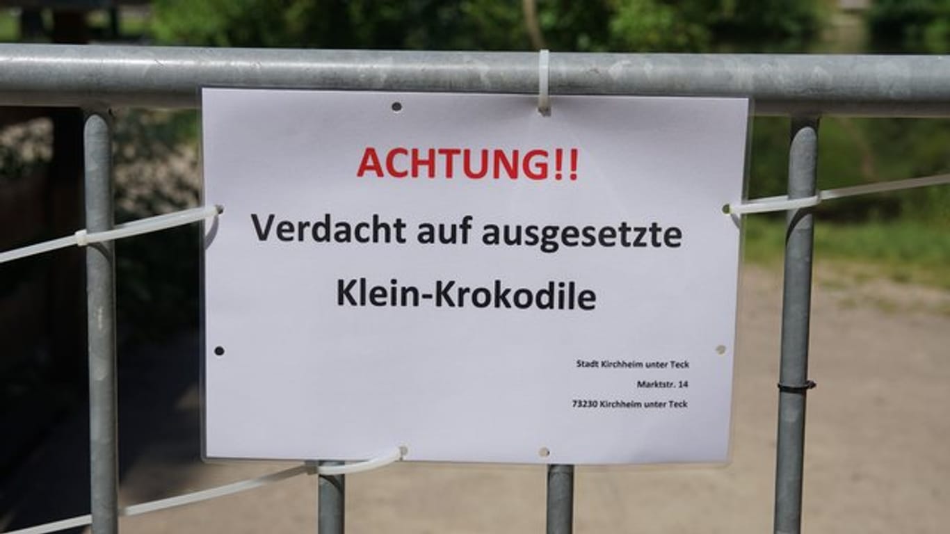 "Achtung!! Verdacht auf ausgesetzte Klein-Krokodile" - mit diesem Warnhinweis hat die Stadt Kirchheim unter Teck den Bereich um die Bürgerseen abgesperrt.