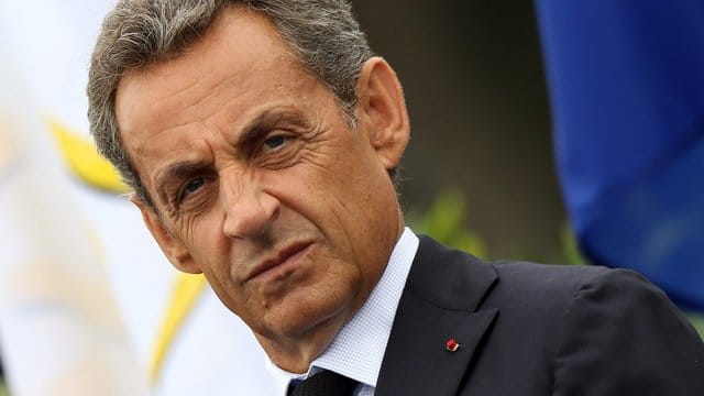 Nicolas Sarkozy soll 2014 über seinen Anwalt versucht haben, von einem Generalanwalt beim Kassationsgericht geheime Informationen zu erlangen. Nicolas Sarkozy soll 2014 über seinen Anwalt versucht haben, von einem Generalanwalt beim Kassationsgericht geheime Informationen zu erlangen.