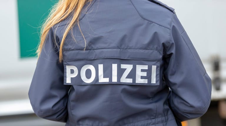 Polizistin in Uniform (Symbolbild): Am Dienstag wurde ein älteres Ehepaar im Einfamilienhaus überfallen.