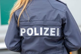 Polizistin in Uniform (Symbolbild): Am Dienstag wurde ein älteres Ehepaar im Einfamilienhaus überfallen.