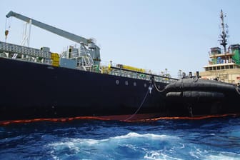 Der beschädigte Tanker im Golf von Oman: Steckt der Iran hinter den Angriffen? Das US-Militär legt weitere Indizien vor.