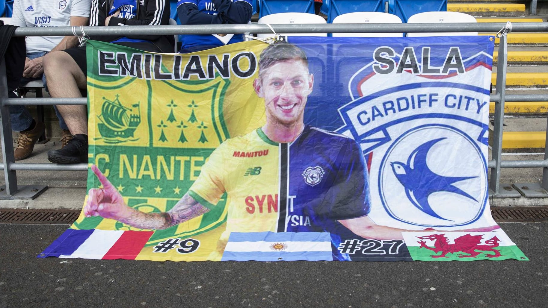 Trauerbekundung im Stadion von Cardiff City: Fans gedenken Emiliano Sala. Trauerbekundung im Stadion von Cardiff City: Fans gedenken Emiliano Sala.