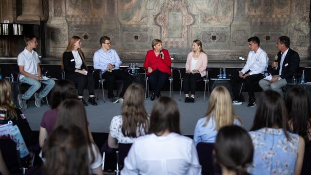 Bundeskanzlerin Angela Merkel (M) nimmt an einer Schülerdiskussion in der Kaiserpfalz in Goslar teil.