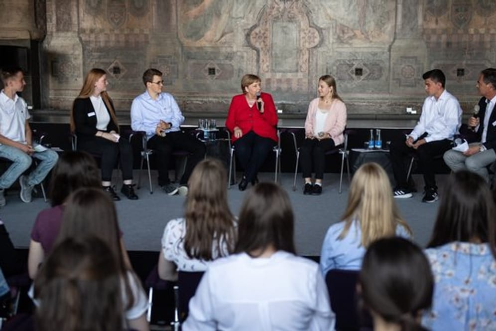 Bundeskanzlerin Angela Merkel (M) nimmt an einer Schülerdiskussion in der Kaiserpfalz in Goslar teil.