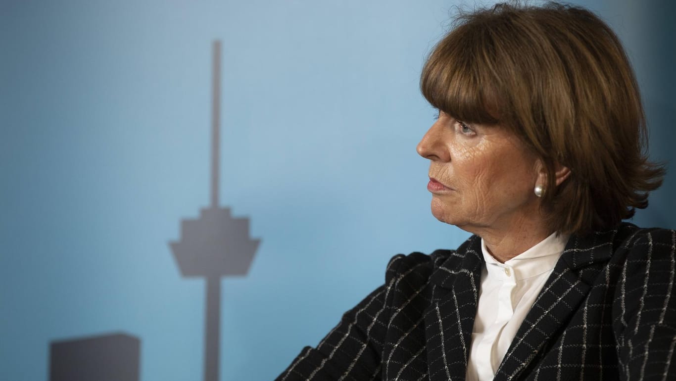 Henriette Reker: 2015 überlebte sie den Messernagriff eines Rechtsextremen knapp – nun wird sie wieder bedroht, wie auch andere Politiker.