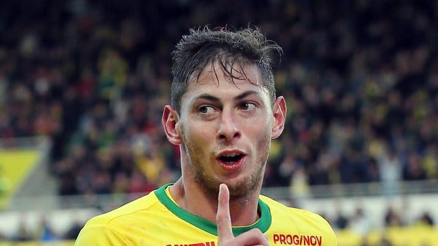 Emiliano Sala stürzte mit einer Propellermaschin ab und starb. Emiliano Sala stürzte mit einer Propellermaschin ab und starb.