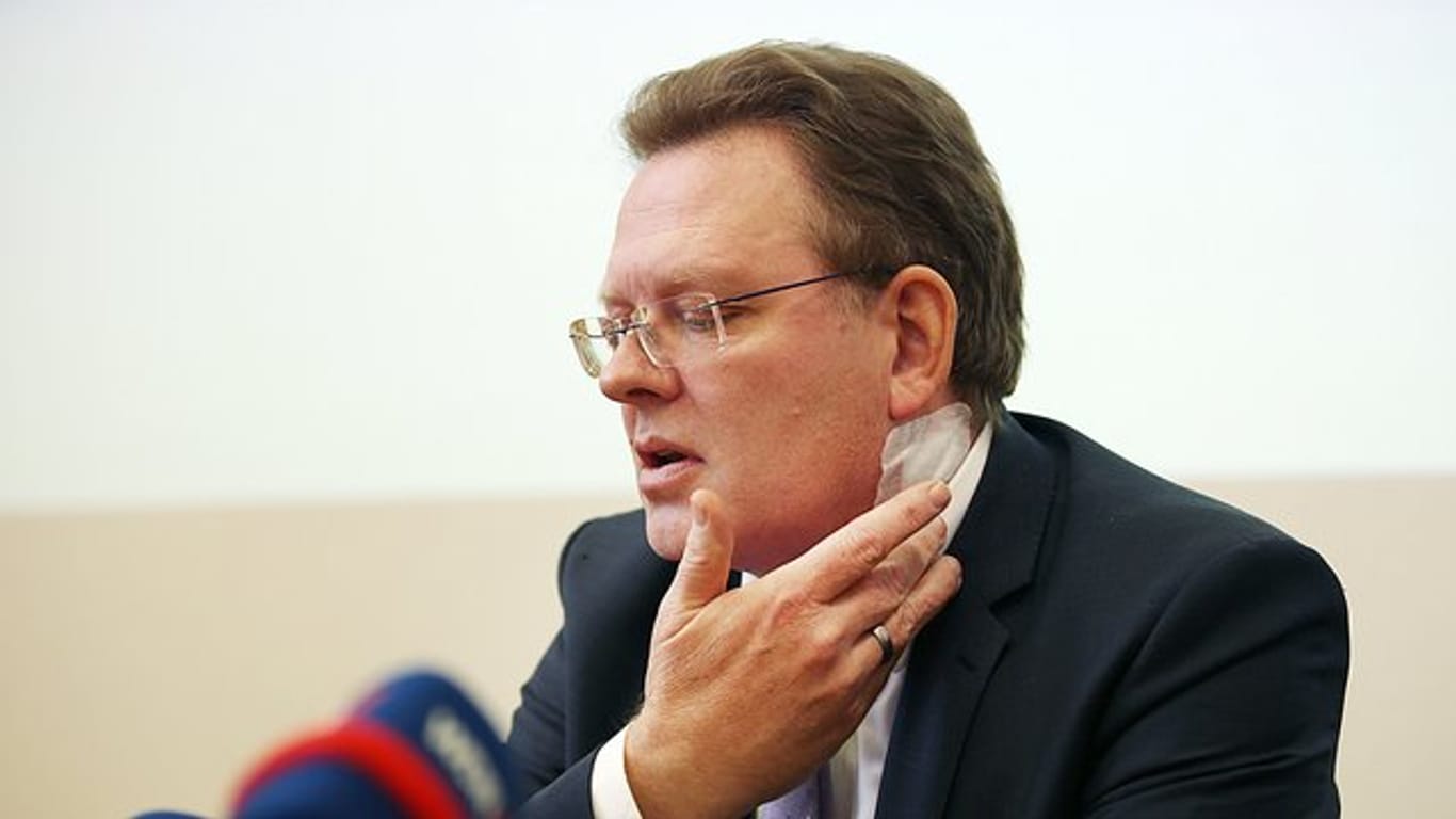 Wurde im November 2017 mit einem Messer angegriffen und am Hals verletzt: Andreas Hollstein, Bürgermeister von Altena.