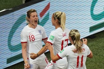 Englands Ellen White (l) feiert mit ihrem Team ihr wichtiges Tor gegen Japan.