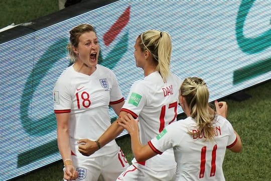 Englands Ellen White (l) feiert mit ihrem Team ihr wichtiges Tor gegen Japan.