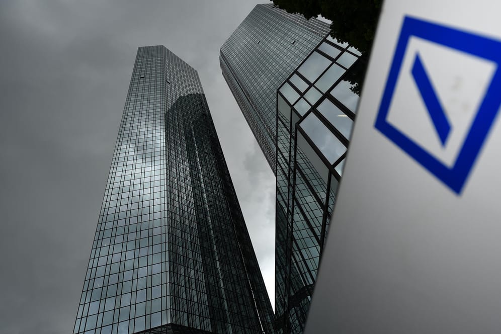 Zentrale der Deutschen Bank in Frankfurt: Laut eines Zeitungsbericht wird untersucht, ob die Bank gegen Anti-Geldwäsche-Gesetze verstoßen hat.