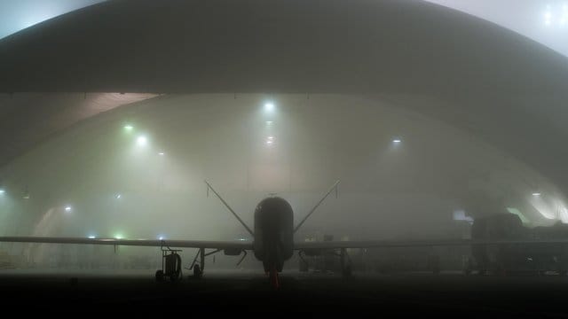 Eine Drohne vom Typ "RQ-4A Global Hawk" bei starkem Nebel im Hangar. Eine Drohne vom Typ "RQ-4A Global Hawk" bei starkem Nebel im Hangar.